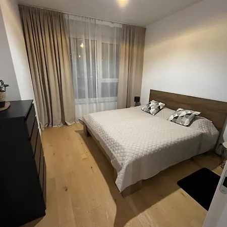 Beautiful In With Parking Apartment *